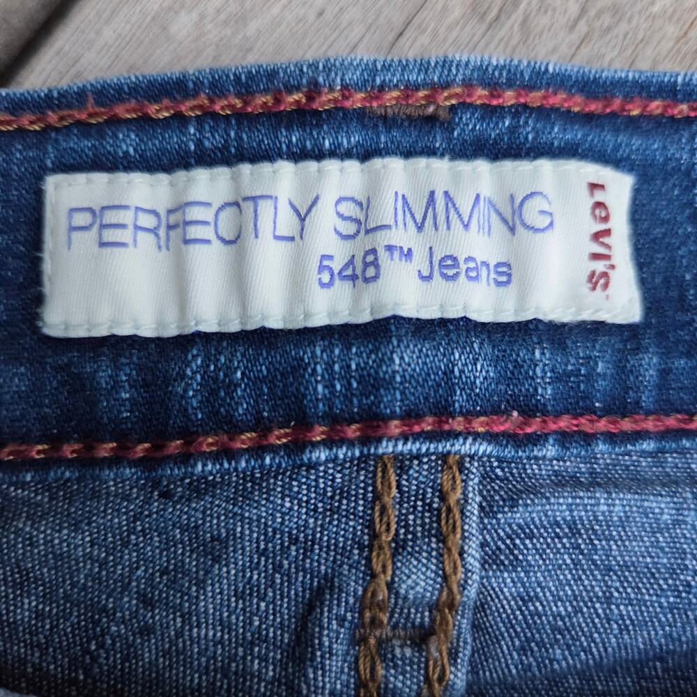 Levi's 548 Jeans Blue Perfectly Slimming Bermuda Medium Wash Womens 12 - Picture 4 of 10